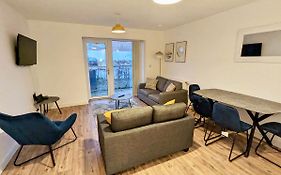 Spacious 2 Bed Ground Floor Apartment, Free Parking, Close To Historic Dockyard & Gunwharf Quays